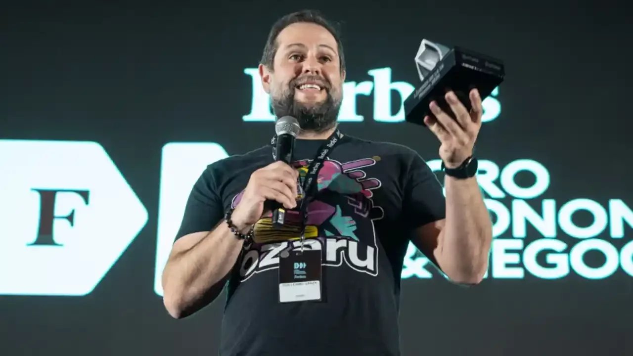 Guillermo Garza recibiendo el reconocimiento de Forbes México como líder en inteligencia artificial